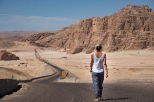 Jaki strój zabrać na wakacje do Egiptu – komfortowa stylizacja dla niej i dla niego