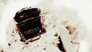 Perfumy damskie Versace leżą w białych płatkach kwiatów