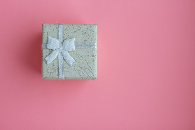 Modna bielizna na walentynki zapakowana w pudełko prezentowe
